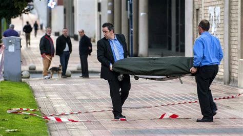 mujer se tira por la ventana valladolid|Muere una mujer al precipitarse al vacío en Valladolid tras una ...